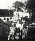 Kirsten Kragh #76, Poul Kristian Poulsen #225 og Gunnar Kragh #75. Thala Poulsen #224 stående bagved. Fra Gundestrupgård.