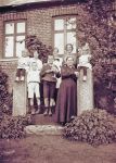 189 P98 Kirstine Marie Lassen  boern i haven i Oustrup.jpg