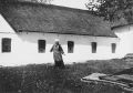 194 P98 Kirstine Marie Lassen gaardspladsen i Oustrup.jpg